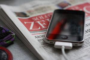 Zeitung vs. iPhone: Web-Werbung überholt Print (Foto: flickr.com, dulnan)