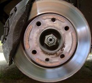 Bremsscheibe: Wechsel durch Laien nicht ratsam (Foto: pixelio.de, H. Hautumm)