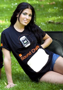 Sound Charge: T-Shirt-Prototyp zum Akku-Laden (Foto: Orange UK)