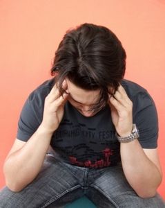 Kopfschmerzen: Symptome ernst nehmen (Foto: pixelio.de/Uta Herbert)