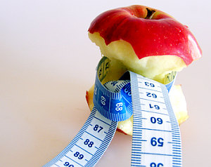 Apfel mit Maßband: Verhängnisvolles Schlank-Ideal (Foto: aboutpixel.de/Gugler)