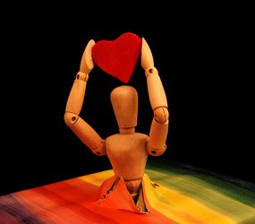 Holzpuppe mit Herz: Wikipedias neuer Love-Button (Foto: aboutpixel.de/R.Leine) Holzpuppe mit Herz: Wikipedias neuer Love-Button (Foto: aboutpixel.de/R.Leine)