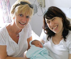 Hebamme: Geburt ohne unnötigem Eingriff dank Vertrauen (Foto: Flickr/Field)