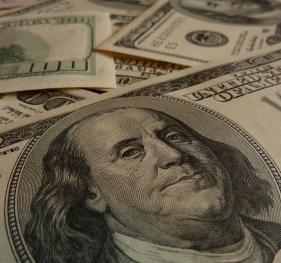 Dollar-Schein: Spekulation kommt BoA teuer zu stehen (Foto: pixelio.de, A. Damm)