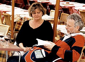Ehepaar: Erst nach der Lektüre ist der Mann ganz Ohr (Foto: Flickr/Simoes)