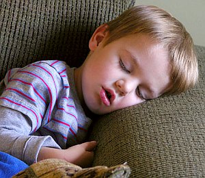 Schlafender Junge: Gewalt im TV beschäftigt Kinder (Foto: Flickr.com/CCK) Schlafender Junge: Gewalt im TV beschäftigt Kinder (Foto: Flickr.com/CCK)