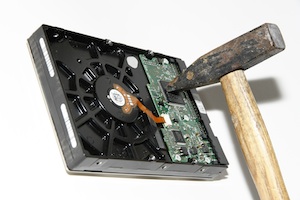 Datenvernichtung: Muss oft nicht so brutal sein (Foto: pixelio.de, Erich Werner)