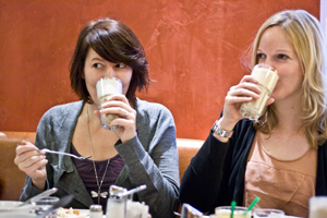 Die Frühstückerinnen Dani Terbu und Barbara Haider (Foto: coolhunting.at)