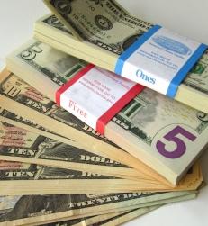 Dollar-Scheine: USA für Manager attraktiver als Europa (Foto: pixelio.de, Sturm)