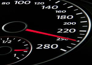 Tachometer: Automobilbranche ist schnell unterwegs (pixelio.de/berlin_pics)