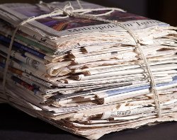 Zeitungsstapel: Sparpaket für Jungjournalisten (Foto: pixelio.de/I. Golczyk)