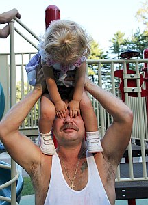 Vater mit Tochter: Beruf und Kinder schaukeln braucht Mut (Foto: Flickr/Daveyn)