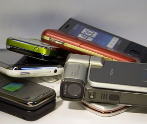 Handys: Abhören von Exklusiv-Informationen (Foto: Pixelio.de/Harald Wanetschka)