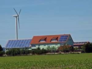 Windrad/Solarhaus: Öko-Anlagen für Frauen wichtig (pixelio.de/Luise)