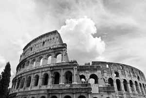 Kolosseum: Sorgenkind Italien (pixelio.de/Andrea Damm) Kolosseum: Sorgenkind Italien (pixelio.de/Andrea Damm)