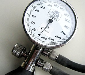 Blutdruck-Messgerät: Benachteiligung erhöht den Druck (Foto: pixelio.de/Sturm)