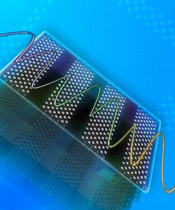 Spezialkonstruktion: Licht läuft unbeirrt durch Chips (Foto: columbia.edu) Spezialkonstruktion: Licht läuft unbeirrt durch Chips (Foto: columbia.edu)