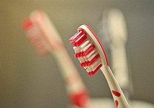 Zahnbürste: Teil der Demenz-Vorsorge (Foto: pixelio.de/Kuhlemann)