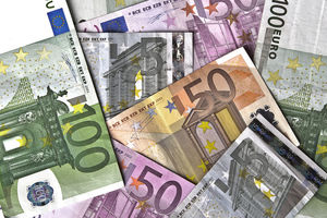 Geld: Zertifikateanleger erwarten höhere Renditen (pixelio.de/M. Grabscheit)