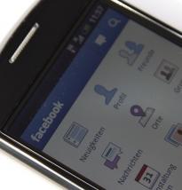 Smartphone: Facebook als mobile Anwendung beliebt (Foto: pixelio.de, F. Gopp)
