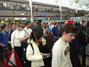 Warteschlange: Sicherheitschecks am Flughafen (Foto: FlickrCC/Amy Gahran)