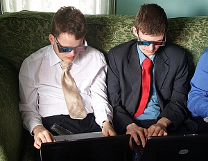 Gamer mit 3D-Brillen: Augen- bis Kopfweh mögliche Folgen (Foto: FlickrCC/Taylor)