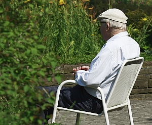 Rentner im Garten: Im Kopf spukt der Krieg noch immer (Foto: pixelio.de/Radel)