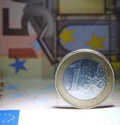 Euro-Münze: Star investiert in Start-up (Foto: pixelio.de, Chris Beck)