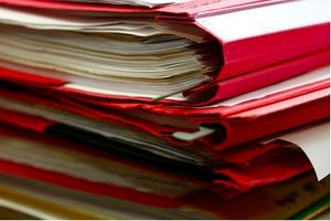 Papierberg: Tablets sollen Aktenberge ersetzen (Foto: pixelio.de/berlin-pics) Papierberg: Tablets sollen Aktenberge ersetzen (Foto: pixelio.de/berlin-pics)