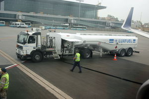 Tankwagen: Kerosinpreis macht Ryanair zu schaffen (pixelio.de/Rolf Englisch) Tankwagen: Kerosinpreis macht Ryanair zu schaffen (pixelio.de/Rolf Englisch)