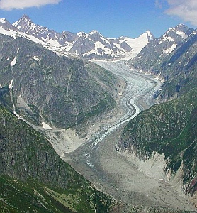 Fieschergletscher: Noch führen Flüsse Schmelzwasser (Foto: Wikimedia/Saperaud)