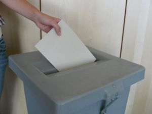 Stimmabgabe: Papierwahl nach wie vor am sichersten (Foto: pixelio.de/GemPuch)