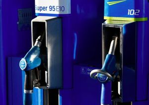 Benzin: Nach wie vor effizienter als Akkus (Foto: pixelio.de/berlin-pics) Benzin: Nach wie vor effizienter als Akkus (Foto: pixelio.de/berlin-pics)