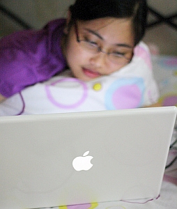 Jugendliche am Laptop: Leben im Netz fordert Tribut (Foto: FlickrCC/Gwapo)