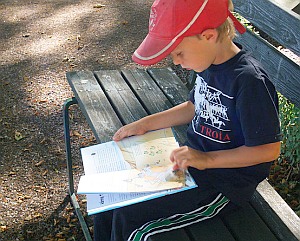 Junge mit Buch: Lesefähigkeit auch vom Hören bestimmt (Foto: FlickrCC/Aslund)