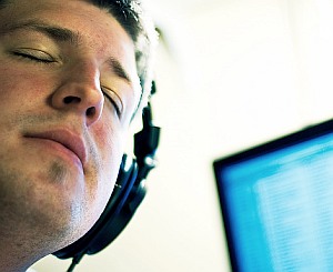Mann mit Kopfhörer: Entspannte Kunden kaufen teuer (Foto: FlickrCC/Brawley)