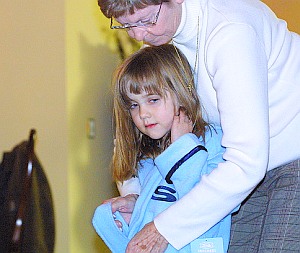 Mädchen mit Oma: Verwandte können große Hilfe sein (Foto: FlickrCC/Malafeyev)