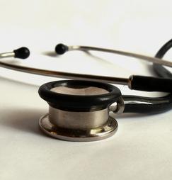 Stetoskop: Bären-Gallensaft hilft dem Herz (Foto: pixelio.de, Halina Zaremba) Stetoskop: Bären-Gallensaft hilft dem Herz (Foto: pixelio.de, Halina Zaremba)