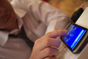 Mobiltelefon: Google bietet Billigtarife via Web (Foto: flickr.com, P. Sroilong)