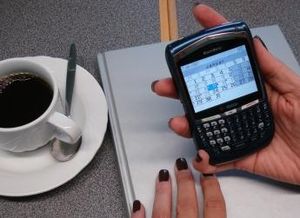 Kaffee und Handy: Zwei Laster (Foto: pixelio.de, Kigoo Images)