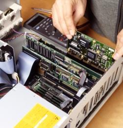 IT-Techniker: Freiberufler sorgen für Entlastung (Foto: pixelio.de, D. Rennen)