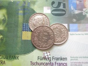 Geld: Schweizer Franken belastet Unternehmen (Foto: pixelio.de/hazard)