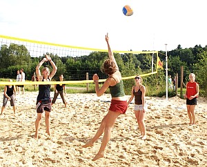 Jugendliche beim Volleyball: Gut für Körper und Seele (Foto: FlickrCC/Meetlife)
