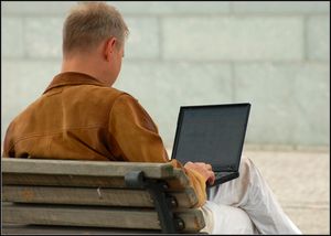 Laptop: IT-Spezialisten werden händeringend gesucht (Foto: pixelio.de/schubalu)