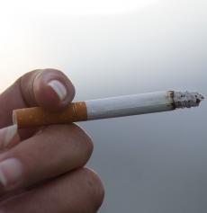 Zigarette: Raucher sollten am Morgen warten (Foto: pixelio.de, Günter Havlena)