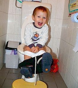 Kind am Klo: Geduld und Feinfühligkeit führt zum Erfolg (Foto: pixelio.de/Rios)