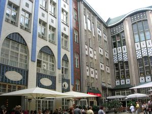 Hackesche Höfe: Mieten im Osten Berlins teurer (Foto: pixelio.de/Biggi)