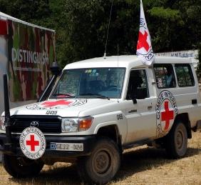 Rotes-Kreuz-Fahrzeug: Kampagne soll an Missstände erinnern (Foto: R. Ortner) Rotes-Kreuz-Fahrzeug: Kampagne soll an Missstände erinnern (Foto: R. Ortner)