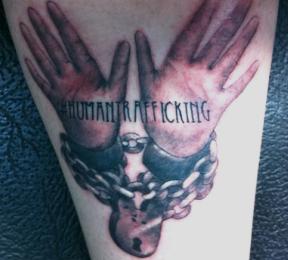 Tätowierung: Aufmerksamkeit für Menschenhandel (Foto: socialtattooproject.com)