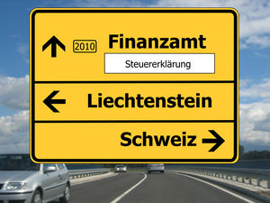 Schild: Neues Steuerabkommen mit der Schweiz (Foto: pixelio.de/Gerd Altmann)
